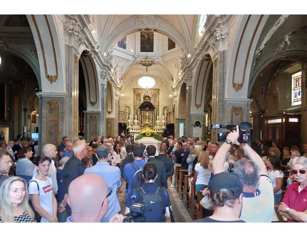 Maldive, in centinaia ai funerali di Federico Gualtieri a Omegna