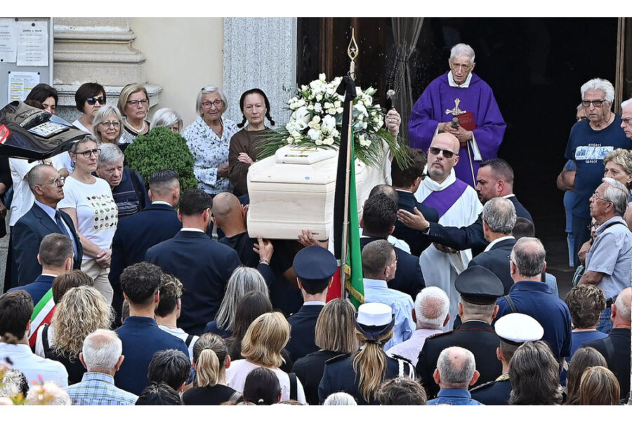 A Poirino la bara bianca con un cuscino di fiori bianchi