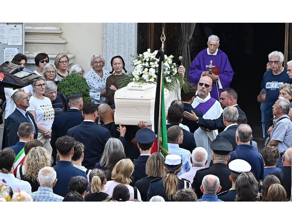 Maldive: una folla per i funerali di Muriel Oddenino nel Torinese