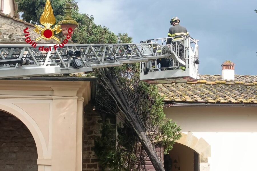 Muro in pietra cede su strada a Marignolle