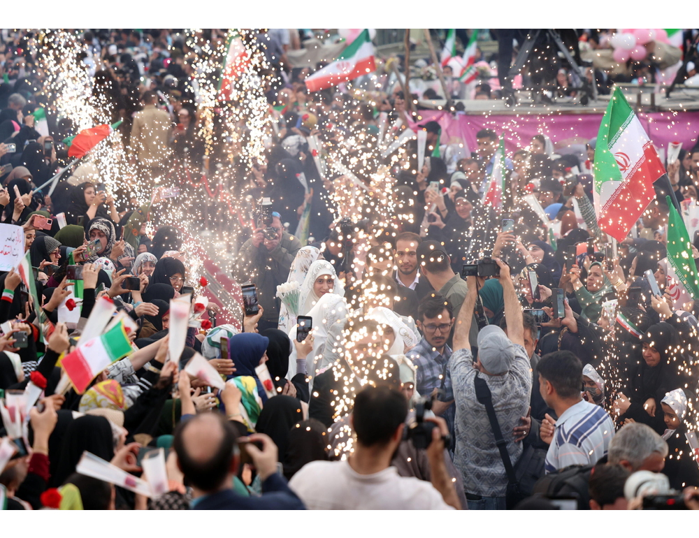 Matrimoni di massa a Teheran per coppie pronte al ‘sacrificio’ in guerra