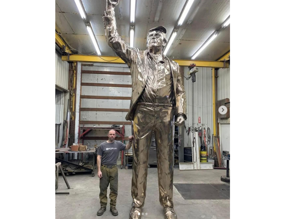 Mega statua dorata di Trump svelata nel suo resort di Miami