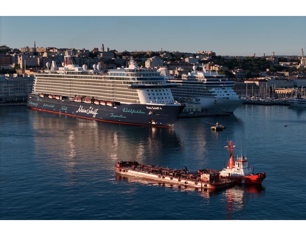 Mein Schiff 4 da Hormuz accolta a Trieste con uno striscione e una cerimonia