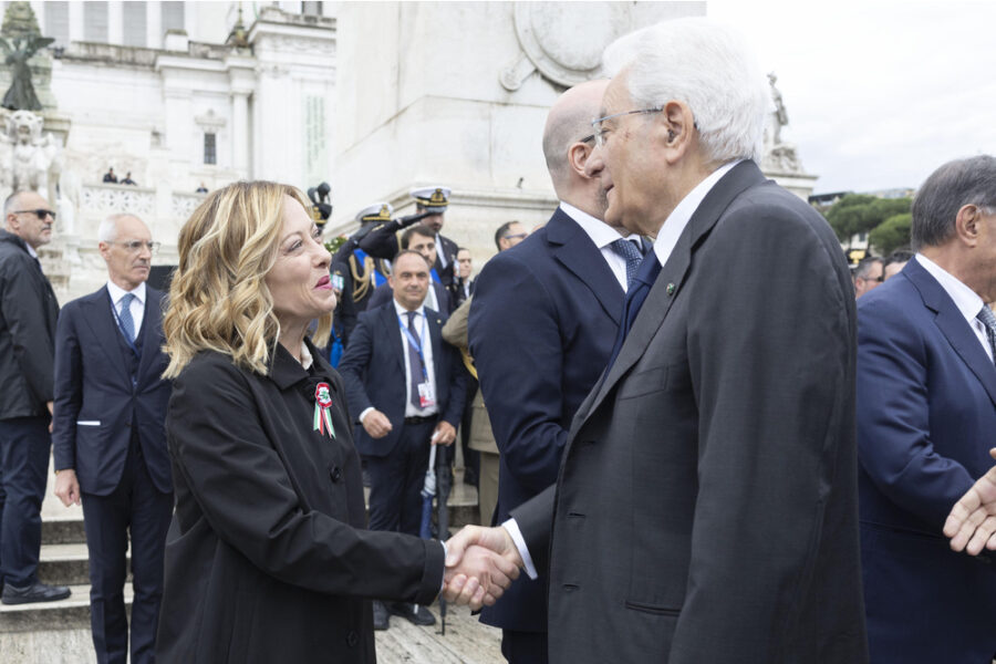 Premier a deposizione corona d'alloro sulla Tomba del Milite Ignoto da parte di Mattarella