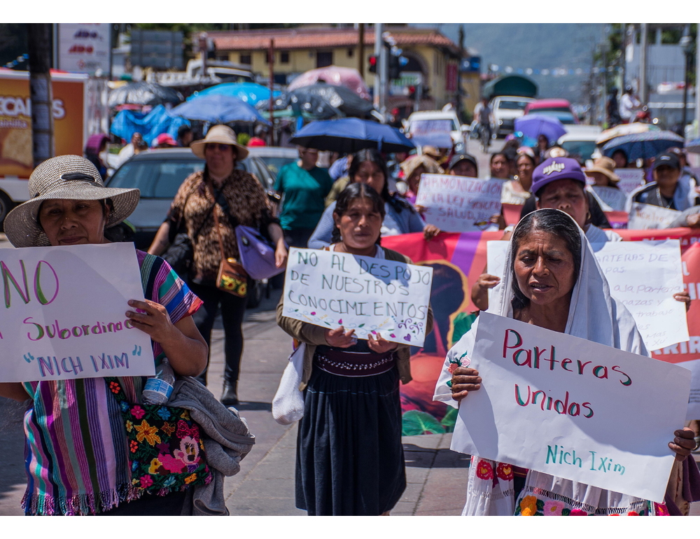 Messico, le levatrici indigene del Chiapas in marcia per i loro diritti