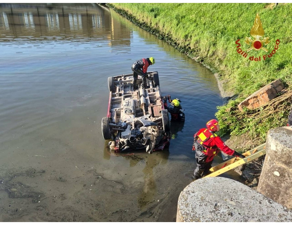 Minivan finisce dentro un canale nel Veneziano, tre morti