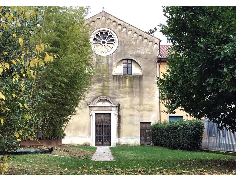 Morì a 7 anni travolta da acquasantiera, assolti in appello sacerdote e docente