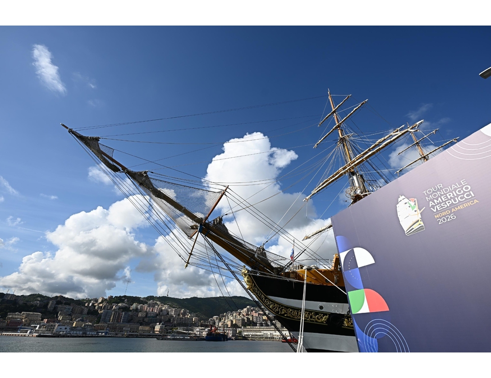 Nave Vespucci saluta Genova sulle note di ‘Con te partirò’