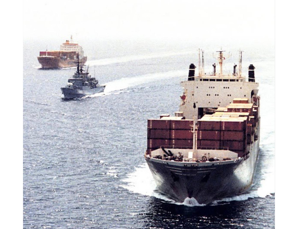 Nave francese colpita nello Stretto di Hormuz, equipaggio ferito