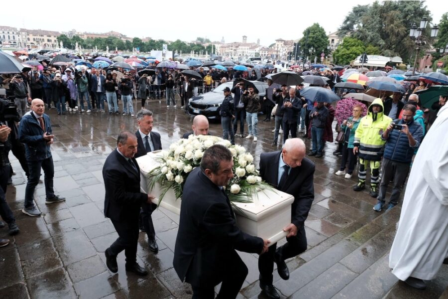 'Auguro a tutti di trovare il sorriso nelle piccole cose'