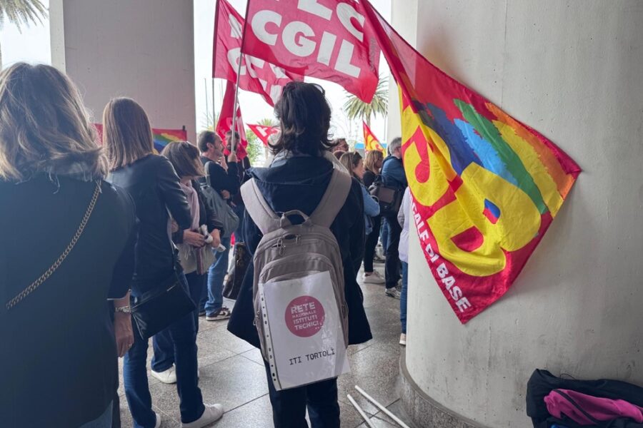 Protesta sotto il Consiglio regionale. Docenti: 'saremo i più penalizzati'