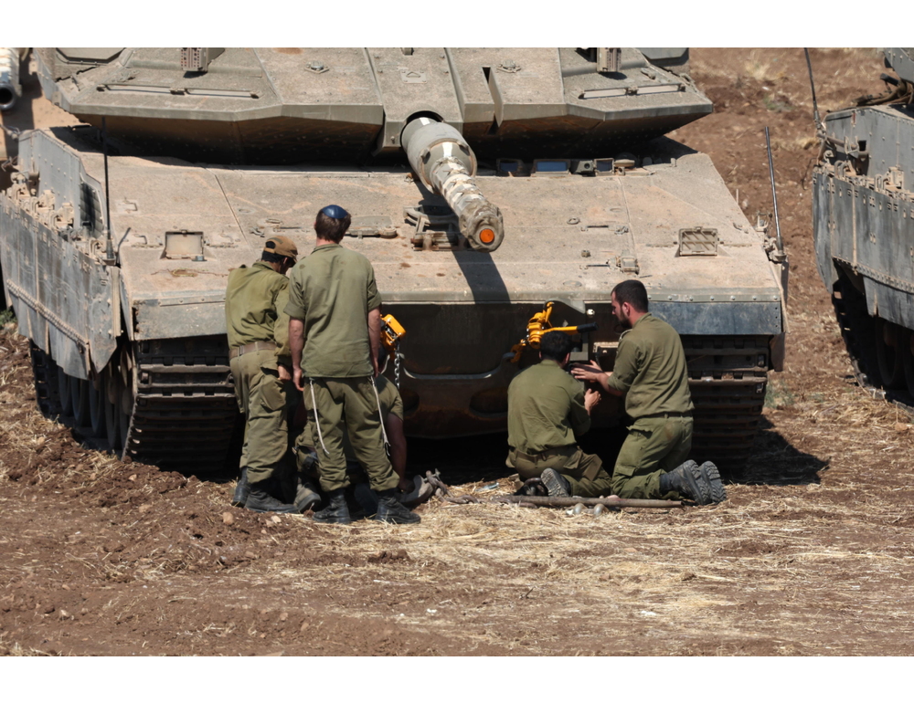 Nuova foto shock, soldato Idf mette una sigaretta in bocca a statua di Maria