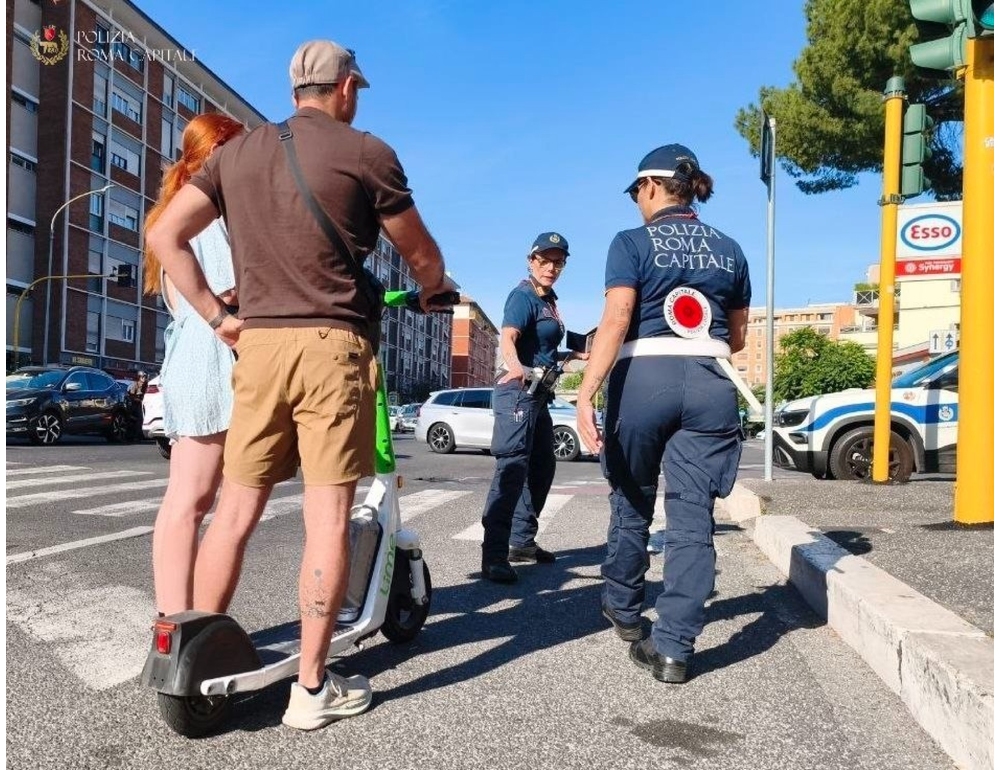 Nuove regole per i monopattini, a Roma 400 irregolarità in una settimana