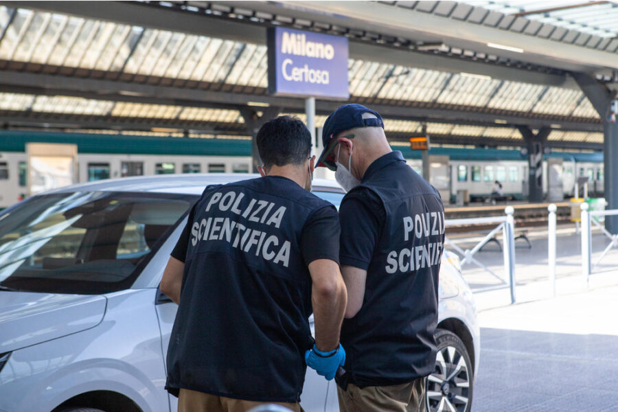 La polizia esamina i video delle telecamere
