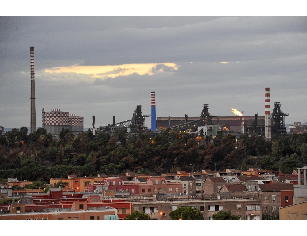 Operaio ex Ilva abbandona l’escavatore in fiamme, cade e si frattura