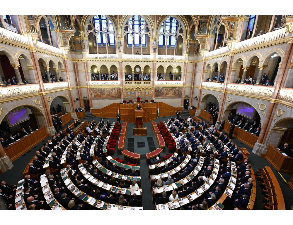 Parlamento ungherese vota lo stop all’uscita dalla Cpi voluta da Orban