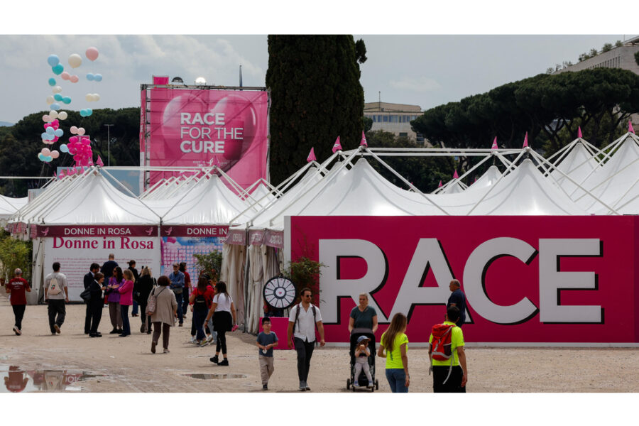 La marea rosa nel centro di Roma