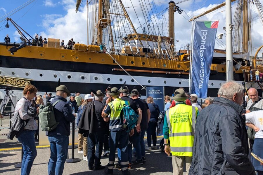 Alpini a Genova per l'adunata nazionale incontrano "la nave più bella del mondo"