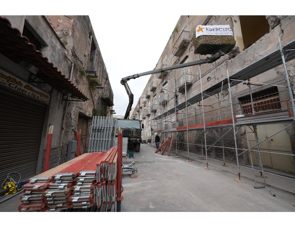 Per 50 anni roccaforte della camorra, oggi parte demolizione Palazzo Fienga