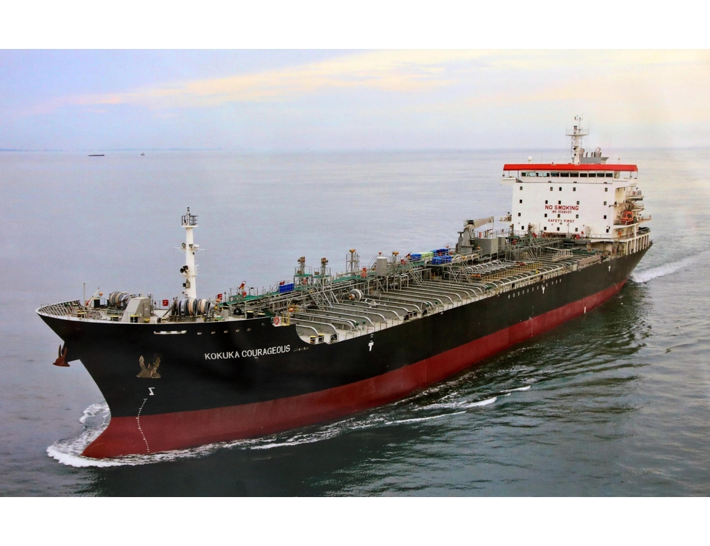 Petroliera colpita al largo delle coste degli Emirati Arabi