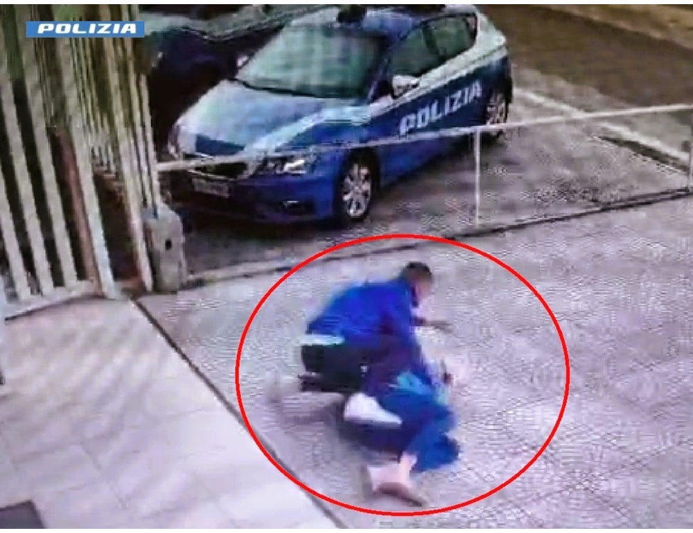 Picchia la compagna davanti al Commissariato di Gela, arrestato