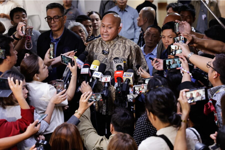 Ronald Dela Rosa si è barricato nell'edificio da lunedì. Irruzione dei militari