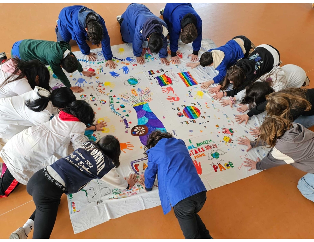 Polverigi e Betlemme unite dall’arte, Eco-bandiera collettiva della pace da record