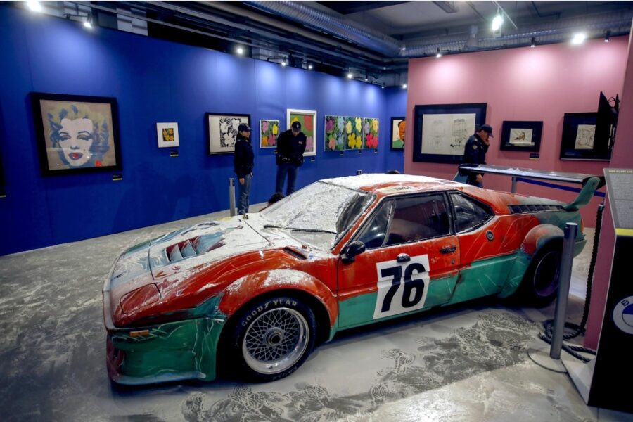 Sentenza per farina sull'auto di Warhol e vernice sull'Arco della Pace a Milano