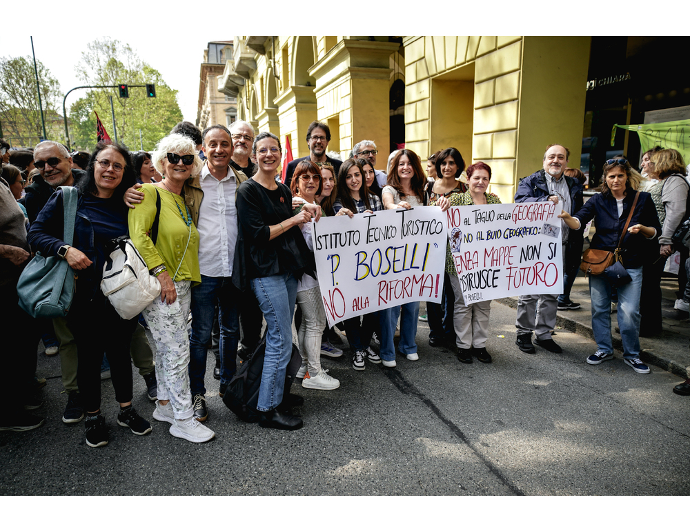 Protesta studenti davanti al ministero ‘mettete dei fiori nei vostri fucili’