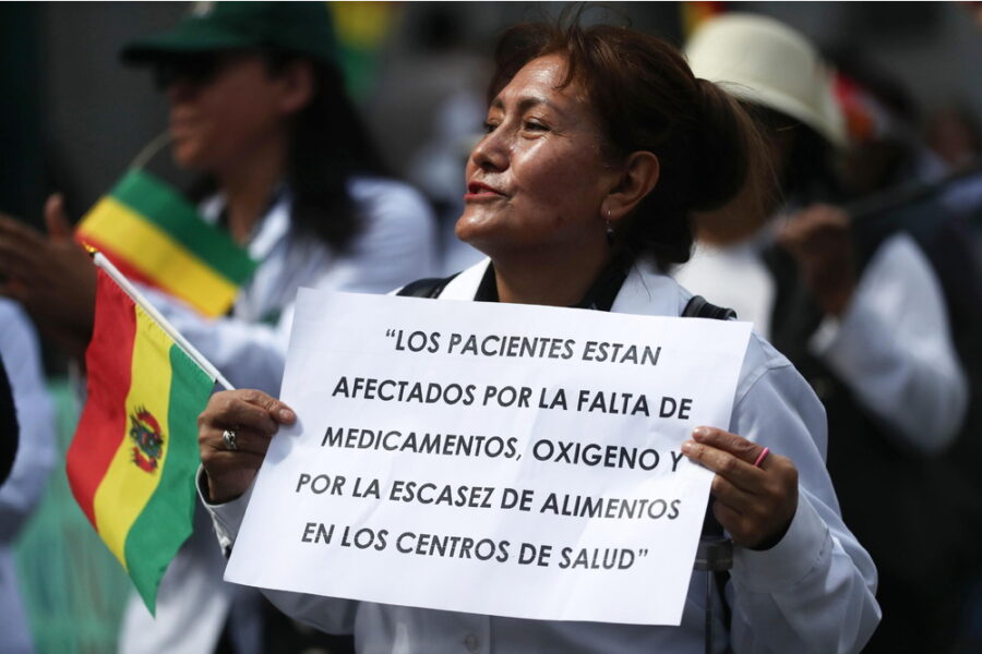 Si intensificano i blocchi attorno a La Paz e gli ospedali denunciano una crisi sanitaria
