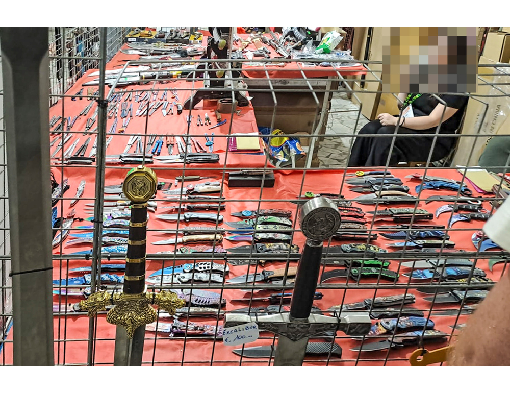 Rete per i minori, coltelli in vendita al Comicon ‘no a questo messaggio’