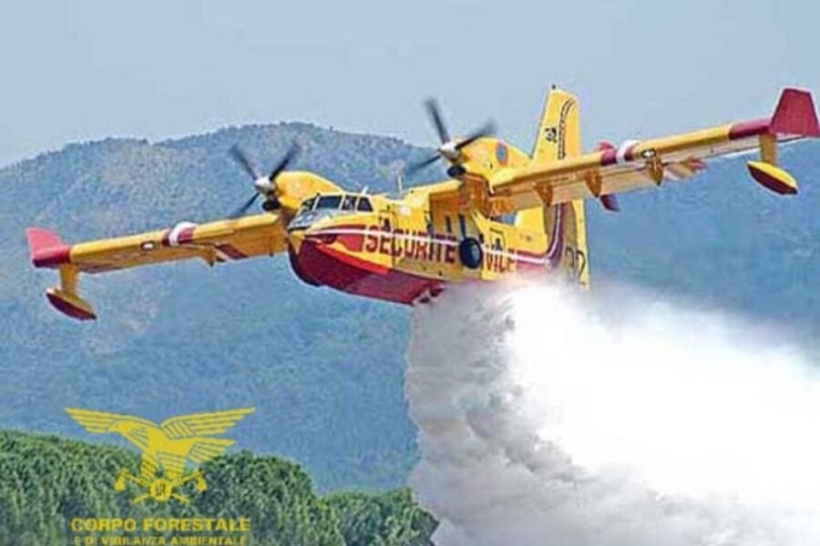 Sul posto un Canadair e l'elicottero dei Vigili del fuoco