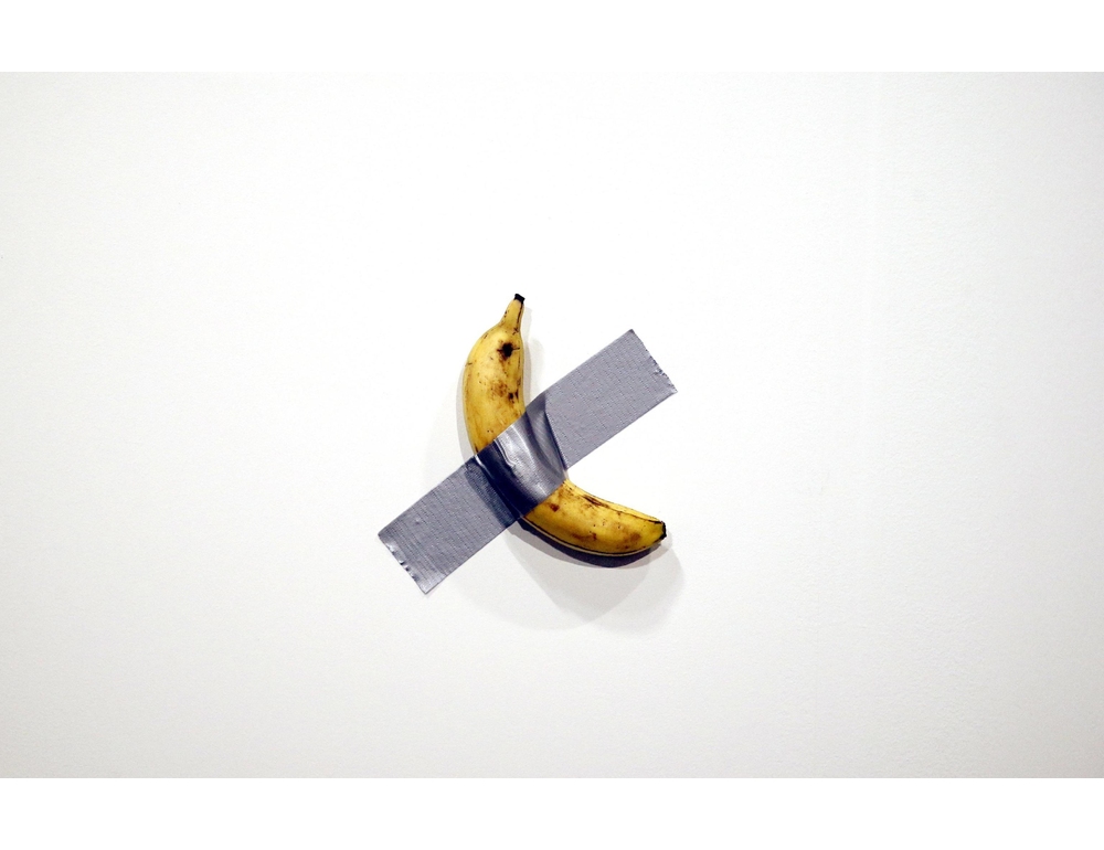 Rubata la banana di Cattelan nel museo Pompidou di Metz, denunciato il furto
