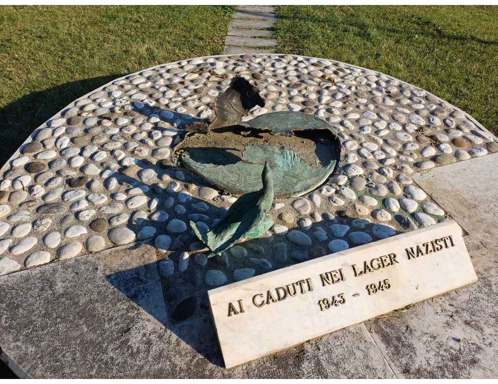 Rubata nel Trevigiano una statua dedicata ai caduti dei lager nazisti