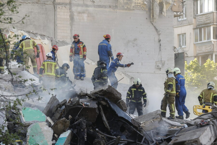 Almeno 57 feriti. Nel distretto di Darnytsia si continuano a rimuovere le macerie