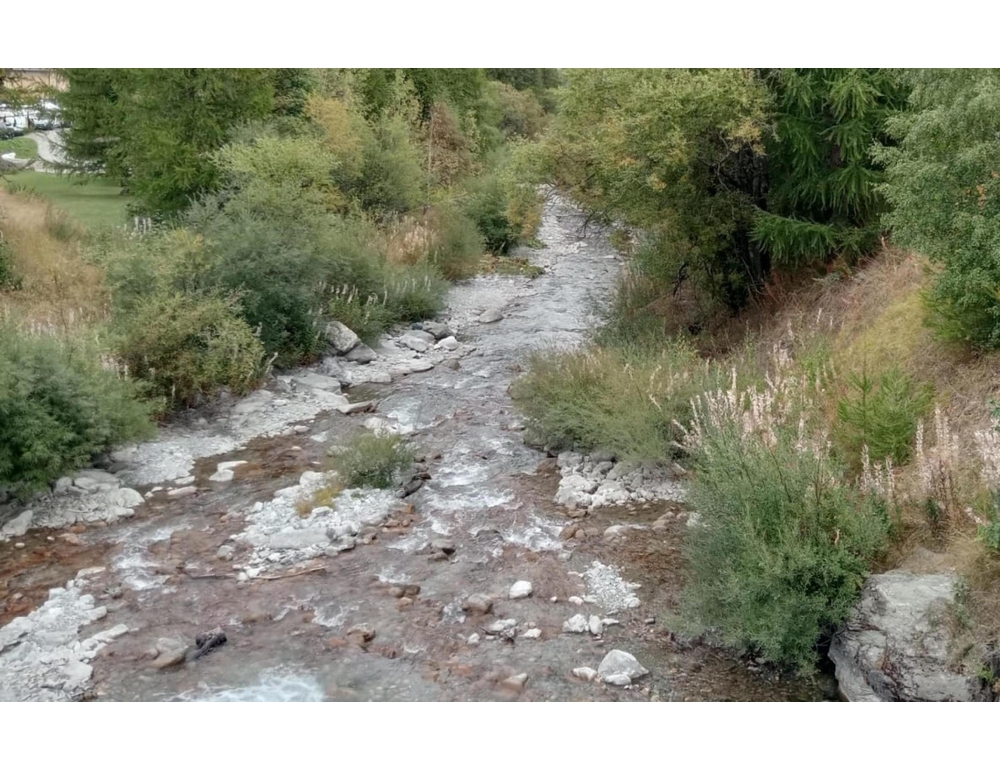 Scivola e cade in un torrente, morto un pescatore di 78 anni
