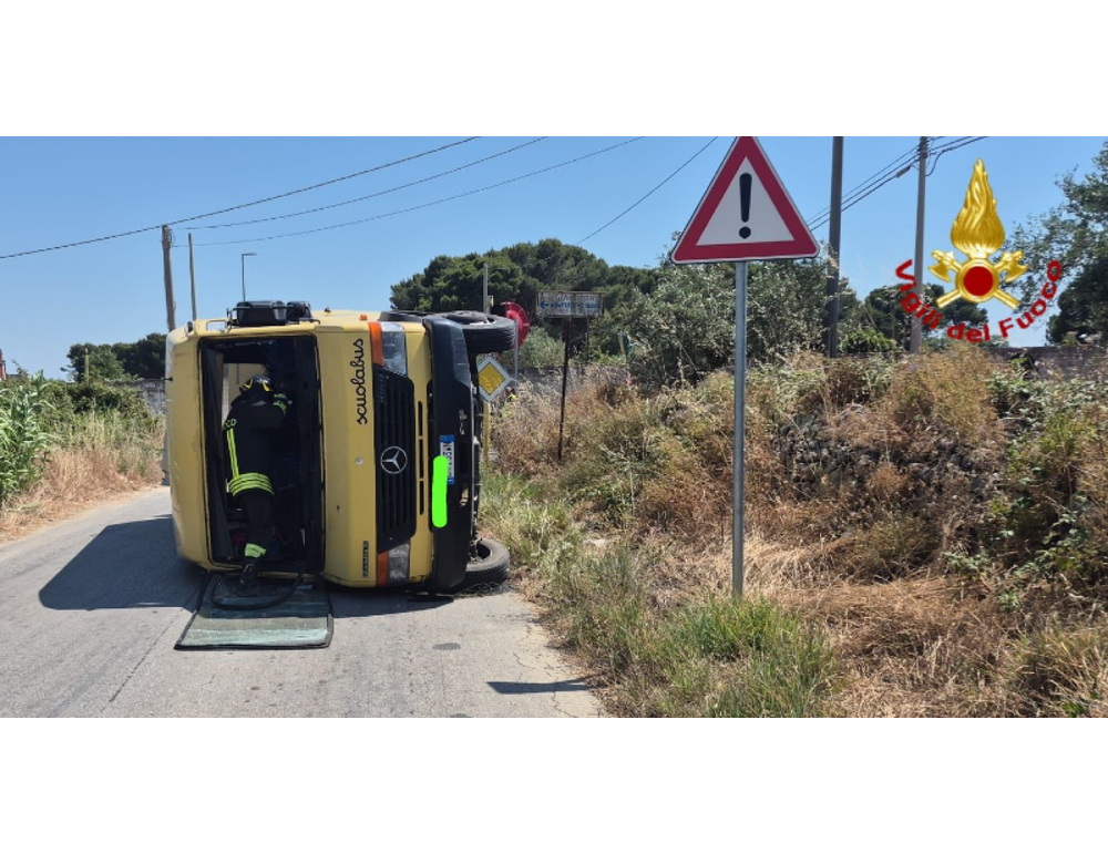 Scontro tra scuolabus e auto, feriti otto bambini