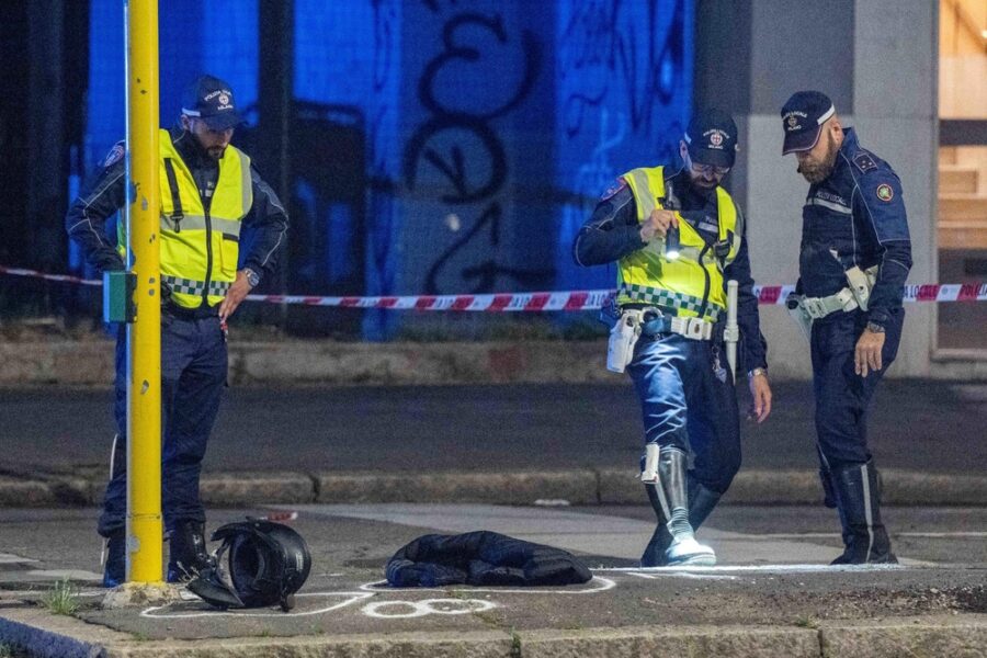 A Milano ferita lievemente una ragazza sull'auto che hanno superato