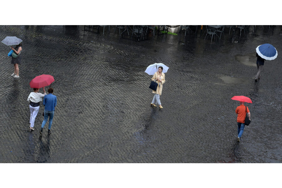 Precipitazioni dovute a scontro tra aria calda al suolo e aria fredda dall'atlantico