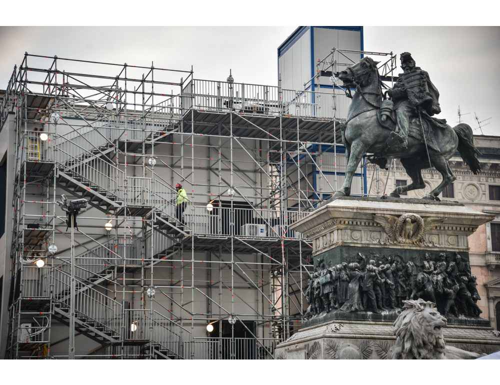 Si arrampica su statua Vittorio Emanuele in piazza Duomo a Milano