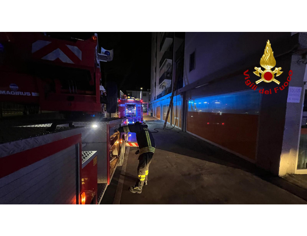 Si incendia ascensore esterno di un palazzo, 18 intossicati a Milano