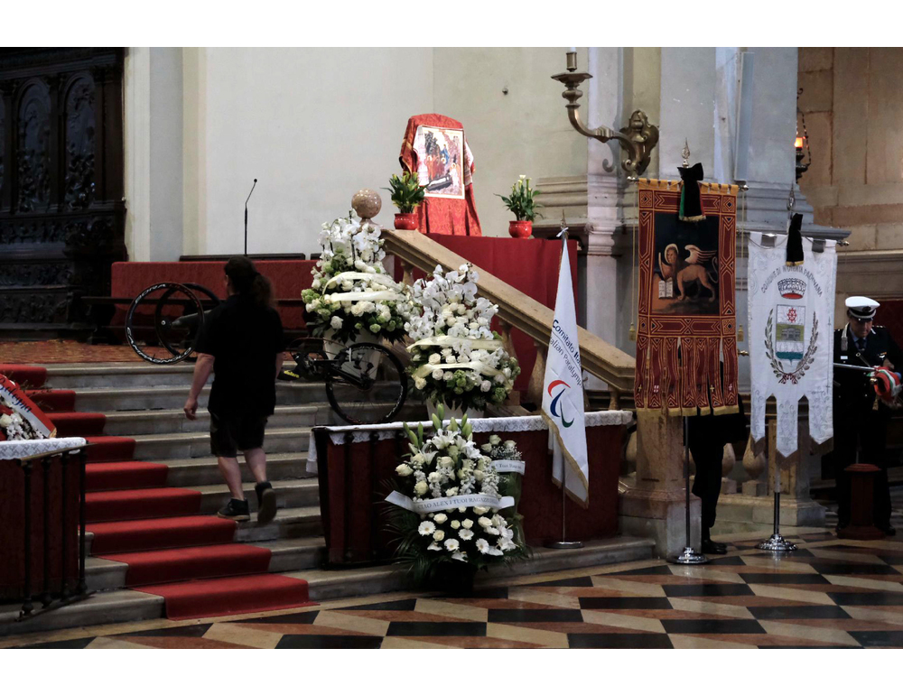 Si riempie la chiesa per i funerali di Zanardi, all’altare la sua handbike