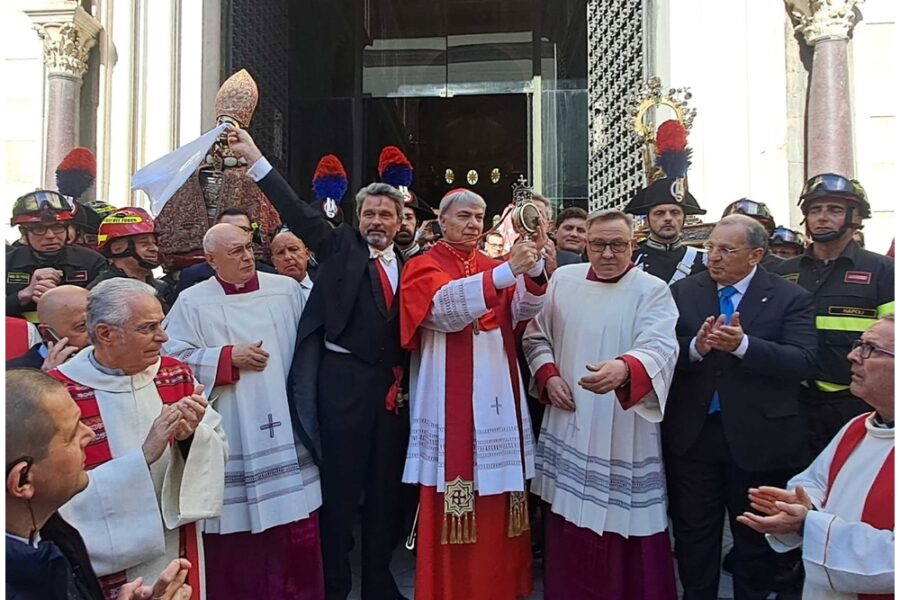 L'annuncio sul sagrato del Duomo di Napoli accolto dall'applauso dei fedeli
