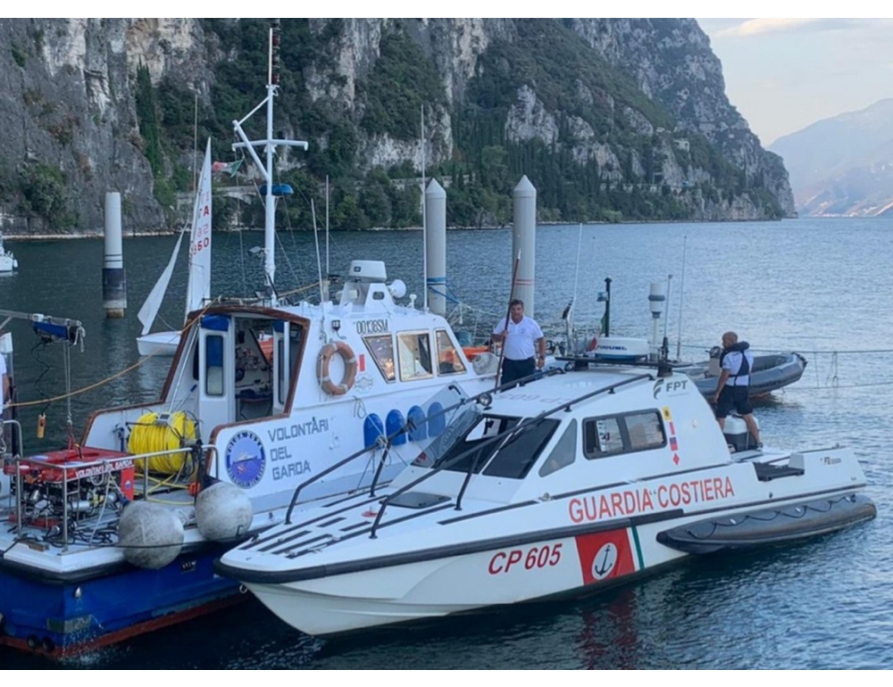 Si tuffa dal pedalò e non riemerge, ragazzo muore nel lago di Garda