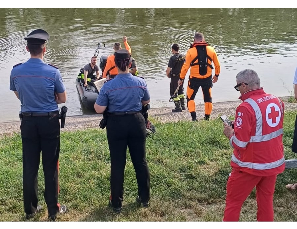 Si tuffa e muore in un canale davanti a moglie e figlia nel Mantovano