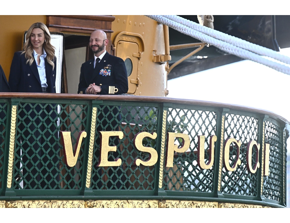 Silvia Salis su nave Vespucci porta il saluto di Genova
