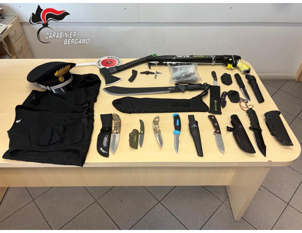 Spara e ferisce un passante, in casa trovati un fucile da sub e un machete
