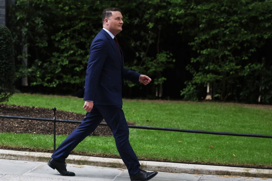 Si apre ufficialmente la corsa contro il premier per la guida del Labour e del governo Gb