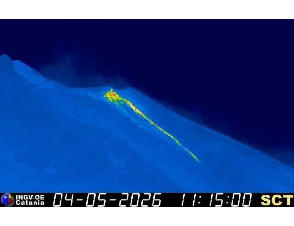 Stromboli, attività di spattering e colata da area craterica Nord