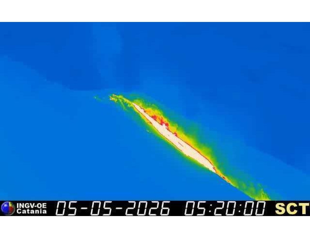 Stromboli, aumenta attività effusiva, colata ha raggiunto la linea di costa
